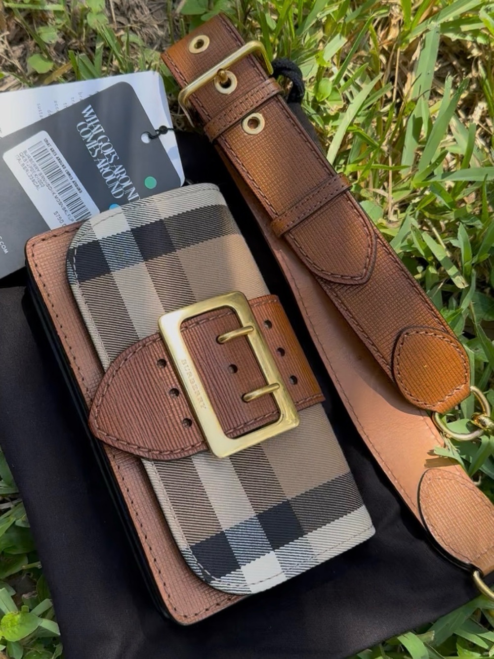 BURBERRY ICONIC CLUTCH PURSE WITH TRAPS PRELOVED NWT AUTHENTICATED BROWN BEIGE